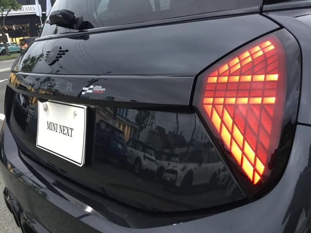 ＭＩＮＩ ジョンクーパーワークス　ジョンクーパーワークストリム　弊社展示試乗車　認定中古車　　禁煙車両　レジェンドグレー／レッドルーフ　Ｏパッケージ　１８インチアルミ　プライバシーガラス　電動シート　インテリアカメラ　レッドスポーツストライプ（19枚目）