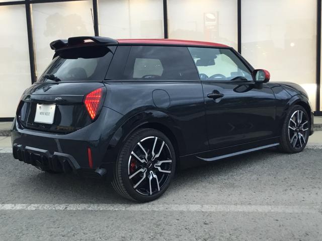 ＭＩＮＩ ジョンクーパーワークス　ジョンクーパーワークストリム　弊社展示試乗車　認定中古車　　禁煙車両　レジェンドグレー／レッドルーフ　Ｏパッケージ　１８インチアルミ　プライバシーガラス　電動シート　インテリアカメラ　レッドスポーツストライプ（25枚目）