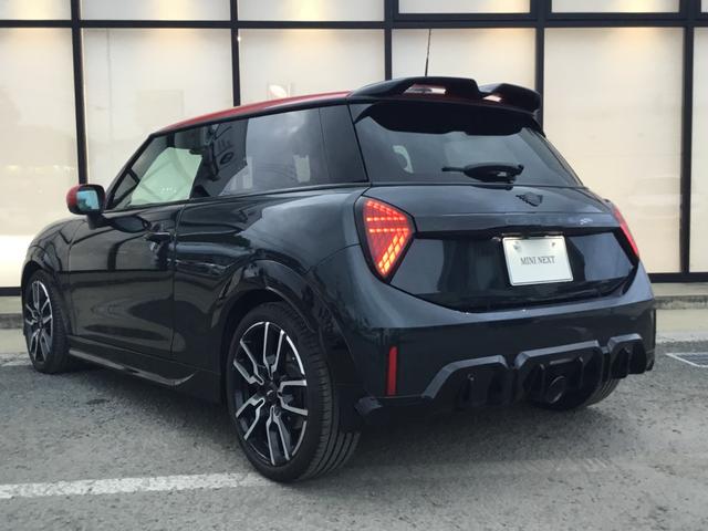 ＭＩＮＩ ジョンクーパーワークス　ジョンクーパーワークストリム　弊社展示試乗車　認定中古車　　禁煙車両　レジェンドグレー／レッドルーフ　Ｏパッケージ　１８インチアルミ　プライバシーガラス　電動シート　インテリアカメラ　レッドスポーツストライプ（27枚目）