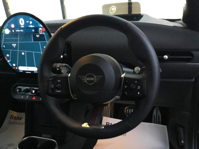 ＭＩＮＩ ジョンクーパーワークス　ジョンクーパーワークストリム　弊社展示試乗車　認定中古車　　禁煙車両　レジェンドグレー／レッドルーフ　Ｏパッケージ　１８インチアルミ　プライバシーガラス　電動シート　インテリアカメラ　レッドスポーツストライプ（33枚目）