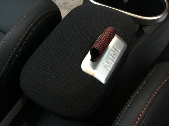 ＭＩＮＩ ジョンクーパーワークス　ジョンクーパーワークストリム　弊社展示試乗車　認定中古車　　禁煙車両　レジェンドグレー／レッドルーフ　Ｏパッケージ　１８インチアルミ　プライバシーガラス　電動シート　インテリアカメラ　レッドスポーツストライプ（68枚目）
