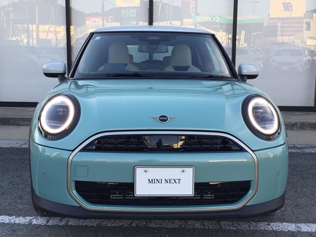 ＭＩＮＩ クーパーＣ　フェイバリット・トリム　弊社展示試乗車　認定中古車　禁煙車　Ｍパッケージ　プライバシーガラス　電動シート　ハーマンカードンスピーカー　ＦＡＶＯＵＲＥＤ　ＴＲＩＭ　ステアリングホイールヒーター　オーシャンウェブグリーン（3枚目）