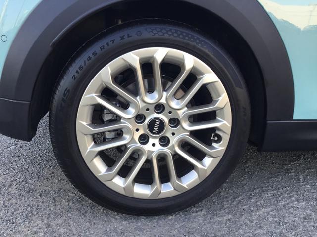 ＭＩＮＩ クーパーＣ　フェイバリット・トリム　弊社展示試乗車　認定中古車　禁煙車　Ｍパッケージ　プライバシーガラス　電動シート　ハーマンカードンスピーカー　ＦＡＶＯＵＲＥＤ　ＴＲＩＭ　ステアリングホイールヒーター　オーシャンウェブグリーン（9枚目）