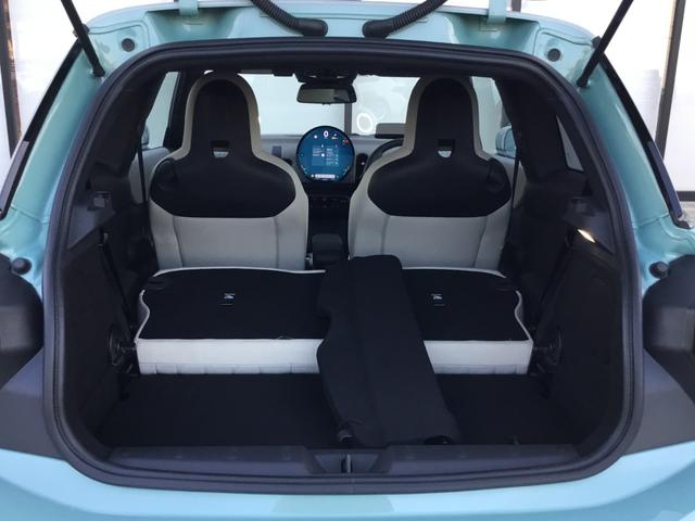 ＭＩＮＩ クーパーＣ　フェイバリット・トリム　弊社展示試乗車　認定中古車　禁煙車　Ｍパッケージ　プライバシーガラス　電動シート　ハーマンカードンスピーカー　ＦＡＶＯＵＲＥＤ　ＴＲＩＭ　ステアリングホイールヒーター　オーシャンウェブグリーン（19枚目）