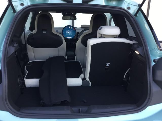 ＭＩＮＩ クーパーＣ　フェイバリット・トリム　弊社展示試乗車　認定中古車　禁煙車　Ｍパッケージ　プライバシーガラス　電動シート　ハーマンカードンスピーカー　ＦＡＶＯＵＲＥＤ　ＴＲＩＭ　ステアリングホイールヒーター　オーシャンウェブグリーン（20枚目）