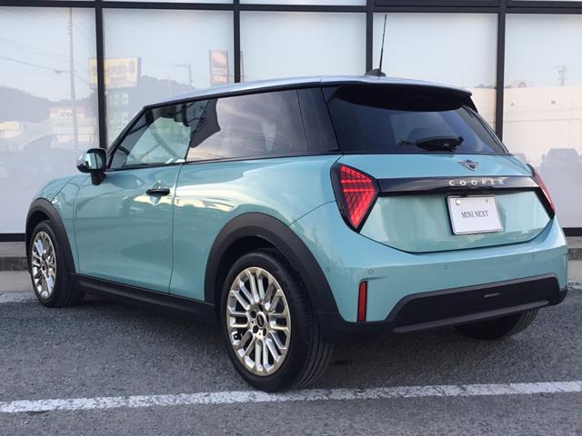 ＭＩＮＩ クーパーＣ　フェイバリット・トリム　弊社展示試乗車　認定中古車　禁煙車　Ｍパッケージ　プライバシーガラス　電動シート　ハーマンカードンスピーカー　ＦＡＶＯＵＲＥＤ　ＴＲＩＭ　ステアリングホイールヒーター　オーシャンウェブグリーン（23枚目）