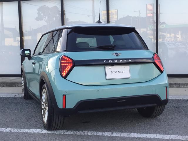 ＭＩＮＩ クーパーＣ　フェイバリット・トリム　弊社展示試乗車　認定中古車　禁煙車　Ｍパッケージ　プライバシーガラス　電動シート　ハーマンカードンスピーカー　ＦＡＶＯＵＲＥＤ　ＴＲＩＭ　ステアリングホイールヒーター　オーシャンウェブグリーン（24枚目）