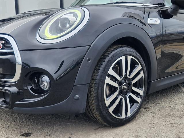 MINI クーパーS 弊社1オーナー禁煙車 ミッドナイトブラック ペッパーパッケージ カメラパッケージ 17インチコスモススポークホイール ACC 衝突被害軽減ブレーキ リアガラスフィルム施工 純正ETC(5枚目)