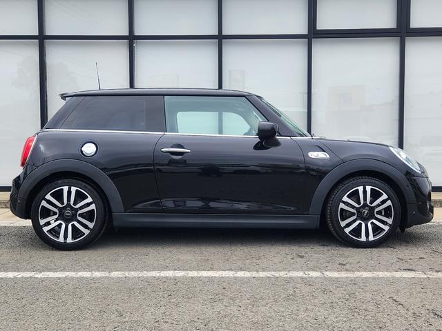 MINI クーパーS 弊社1オーナー禁煙車 ミッドナイトブラック ペッパーパッケージ カメラパッケージ 17インチコスモススポークホイール ACC 衝突被害軽減ブレーキ リアガラスフィルム施工 純正ETC(6枚目)