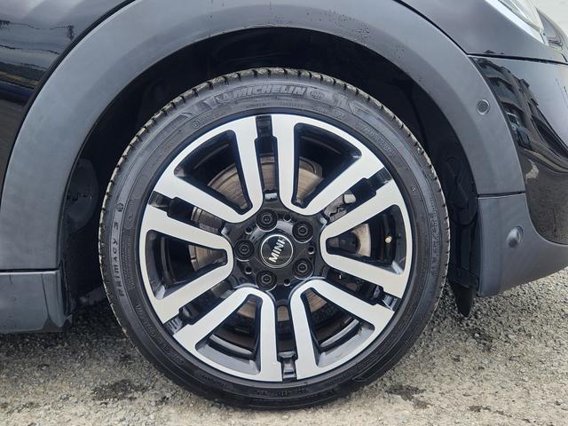 MINI クーパーS 弊社1オーナー禁煙車 ミッドナイトブラック ペッパーパッケージ カメラパッケージ 17インチコスモススポークホイール ACC 衝突被害軽減ブレーキ リアガラスフィルム施工 純正ETC(7枚目)