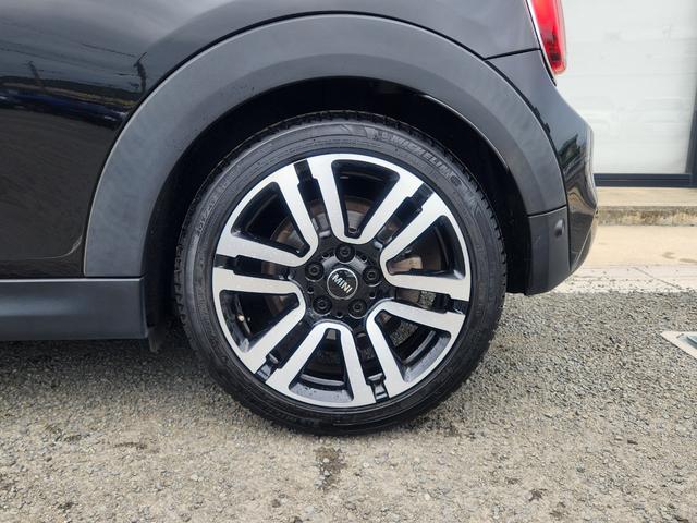 MINI クーパーS 弊社1オーナー禁煙車 ミッドナイトブラック ペッパーパッケージ カメラパッケージ 17インチコスモススポークホイール ACC 衝突被害軽減ブレーキ リアガラスフィルム施工 純正ETC(12枚目)