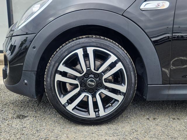 MINI クーパーS 弊社1オーナー禁煙車 ミッドナイトブラック ペッパーパッケージ カメラパッケージ 17インチコスモススポークホイール ACC 衝突被害軽減ブレーキ リアガラスフィルム施工 純正ETC(13枚目)