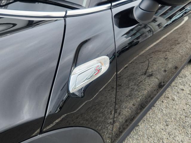 MINI クーパーS 弊社1オーナー禁煙車 ミッドナイトブラック ペッパーパッケージ カメラパッケージ 17インチコスモススポークホイール ACC 衝突被害軽減ブレーキ リアガラスフィルム施工 純正ETC(14枚目)