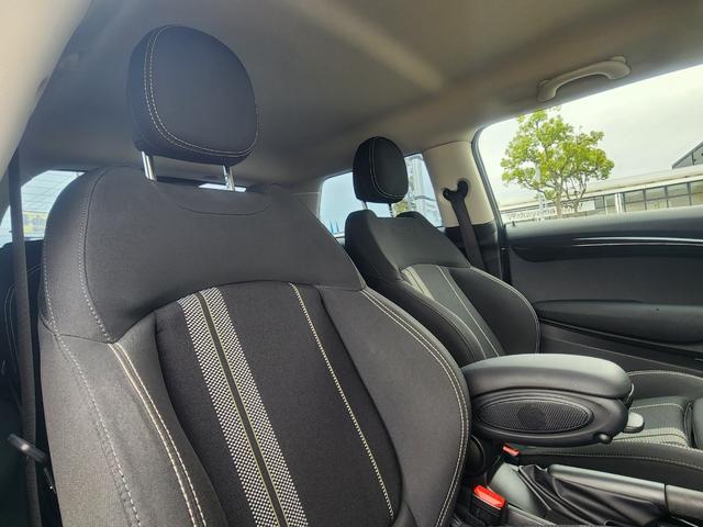 MINI クーパーS 弊社1オーナー禁煙車 ミッドナイトブラック ペッパーパッケージ カメラパッケージ 17インチコスモススポークホイール ACC 衝突被害軽減ブレーキ リアガラスフィルム施工 純正ETC(23枚目)