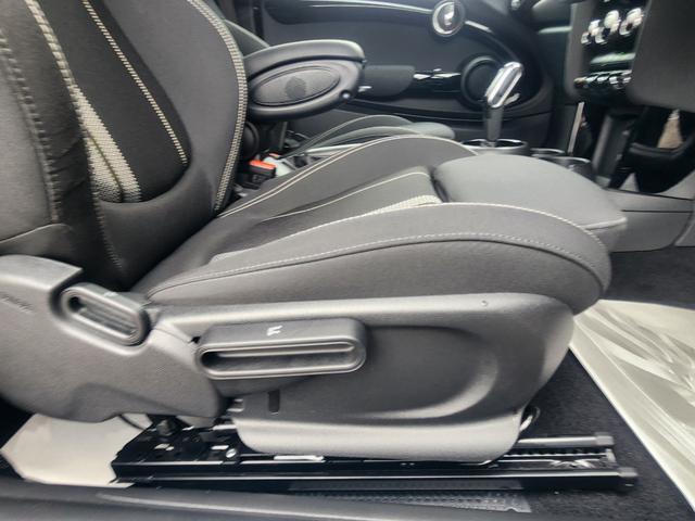 MINI クーパーS 弊社1オーナー禁煙車 ミッドナイトブラック ペッパーパッケージ カメラパッケージ 17インチコスモススポークホイール ACC 衝突被害軽減ブレーキ リアガラスフィルム施工 純正ETC(24枚目)