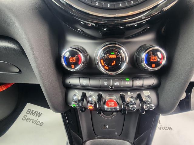 MINI クーパーS 弊社1オーナー禁煙車 ミッドナイトブラック ペッパーパッケージ カメラパッケージ 17インチコスモススポークホイール ACC 衝突被害軽減ブレーキ リアガラスフィルム施工 純正ETC(32枚目)