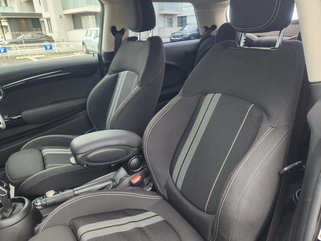 MINI クーパーS 弊社1オーナー禁煙車 ミッドナイトブラック ペッパーパッケージ カメラパッケージ 17インチコスモススポークホイール ACC 衝突被害軽減ブレーキ リアガラスフィルム施工 純正ETC(44枚目)