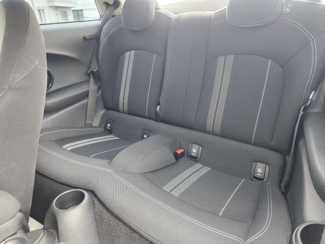 MINI クーパーS 弊社1オーナー禁煙車 ミッドナイトブラック ペッパーパッケージ カメラパッケージ 17インチコスモススポークホイール ACC 衝突被害軽減ブレーキ リアガラスフィルム施工 純正ETC(45枚目)