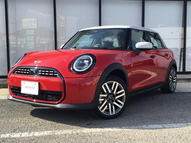 ＭＩＮＩ クーパーＣ　クラシック・トリム　弊社レンタＵＰ　ＣＬＡＳＳＩＣ　ＴＲＩＭ　認定中古車　禁煙車両　ステアリングホイールヒーター　チリレッド／ホワイトルーフ　シートヒーター　ドライビングアシストプラス（2枚目）