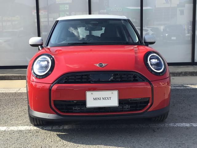 ＭＩＮＩ クーパーＣ　クラシック・トリム　弊社レンタＵＰ　ＣＬＡＳＳＩＣ　ＴＲＩＭ　認定中古車　禁煙車両　ステアリングホイールヒーター　チリレッド／ホワイトルーフ　シートヒーター　ドライビングアシストプラス（3枚目）