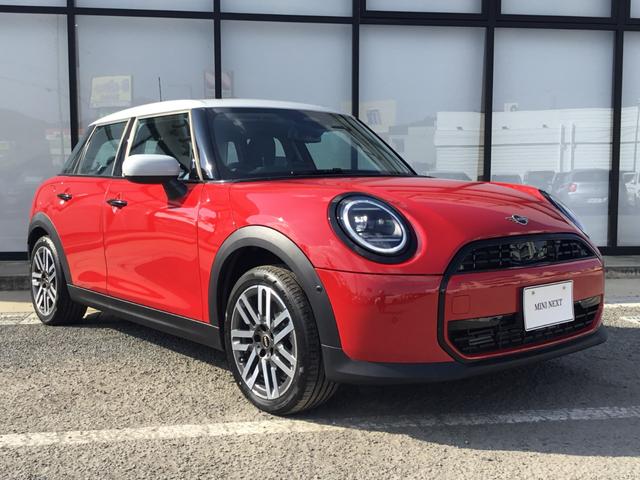 ＭＩＮＩ クーパーＣ　クラシック・トリム　弊社レンタＵＰ　ＣＬＡＳＳＩＣ　ＴＲＩＭ　認定中古車　禁煙車両　ステアリングホイールヒーター　チリレッド／ホワイトルーフ　シートヒーター　ドライビングアシストプラス（4枚目）