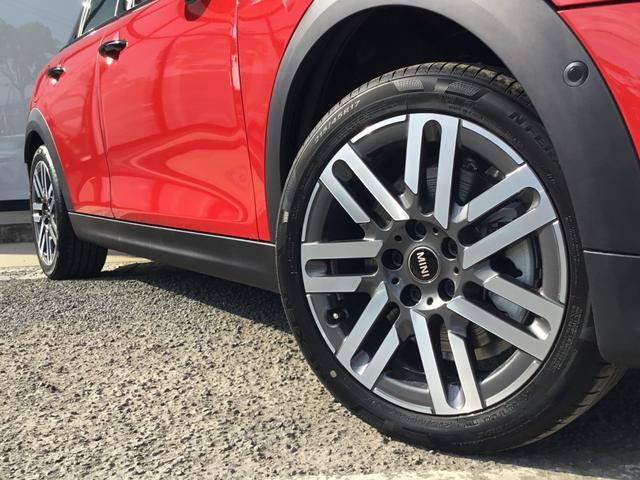 ＭＩＮＩ クーパーＣ　クラシック・トリム　弊社レンタＵＰ　ＣＬＡＳＳＩＣ　ＴＲＩＭ　認定中古車　禁煙車両　ステアリングホイールヒーター　チリレッド／ホワイトルーフ　シートヒーター　ドライビングアシストプラス（5枚目）