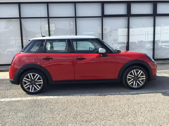 ＭＩＮＩ クーパーＣ　クラシック・トリム　弊社レンタＵＰ　ＣＬＡＳＳＩＣ　ＴＲＩＭ　認定中古車　禁煙車両　ステアリングホイールヒーター　チリレッド／ホワイトルーフ　シートヒーター　ドライビングアシストプラス（7枚目）
