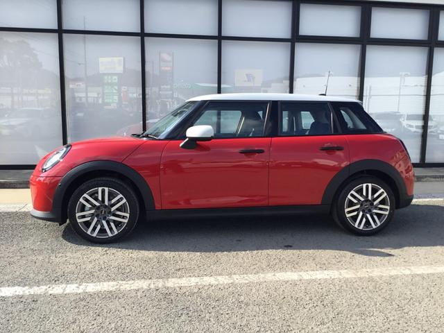 ＭＩＮＩ クーパーＣ　クラシック・トリム　弊社レンタＵＰ　ＣＬＡＳＳＩＣ　ＴＲＩＭ　認定中古車　禁煙車両　ステアリングホイールヒーター　チリレッド／ホワイトルーフ　シートヒーター　ドライビングアシストプラス（10枚目）