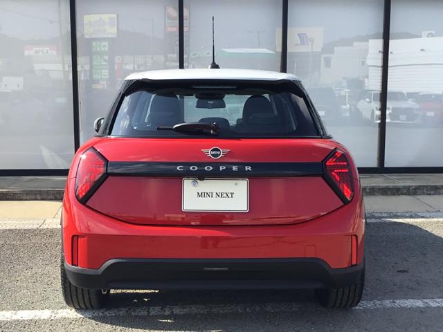 ＭＩＮＩ クーパーＣ　クラシック・トリム　弊社レンタＵＰ　ＣＬＡＳＳＩＣ　ＴＲＩＭ　認定中古車　禁煙車両　ステアリングホイールヒーター　チリレッド／ホワイトルーフ　シートヒーター　ドライビングアシストプラス（13枚目）