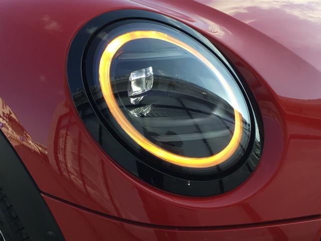 ＭＩＮＩ クーパーＣ　クラシック・トリム　弊社レンタＵＰ　ＣＬＡＳＳＩＣ　ＴＲＩＭ　認定中古車　禁煙車両　ステアリングホイールヒーター　チリレッド／ホワイトルーフ　シートヒーター　ドライビングアシストプラス（24枚目）