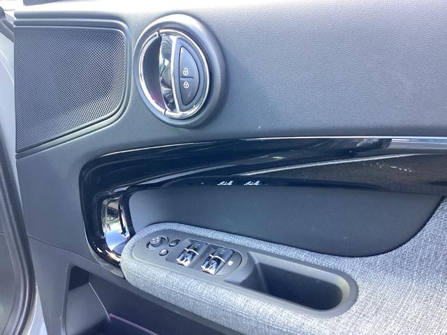 MINI クーパーD クロスオーバー エッセンシャル・トリム 弊社ワンオーナー 認定中古車 禁煙車 クラッシックトリム フロントシートヒーター 18インチアルミホイル ムーンウォークグレー/ブラックルーフ(36枚目)