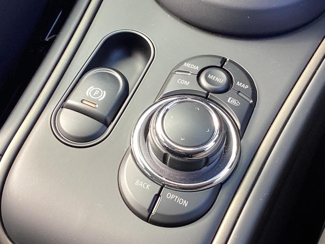 MINI クーパーD クロスオーバー エッセンシャル・トリム 弊社ワンオーナー 認定中古車 禁煙車 クラッシックトリム フロントシートヒーター 18インチアルミホイル ムーンウォークグレー/ブラックルーフ(53枚目)