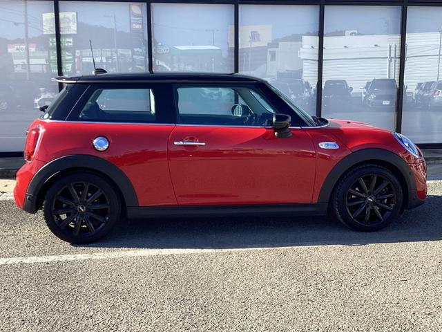 ＭＩＮＩ クーパーＳ　弊社ワンオーナー　認定中古車　チリレッド／ブラックルーフ　１７インチブラックホイル　アクティブクルーズコントロール（7枚目）