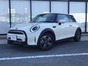 ＭＩＮＩ クーパー　クラシック・トリム　弊社１オーナー　認定中古車　電動サイドブレーキ　ＡＣＣ　ペッパーホワイト　バックカメラ　ＬＥＤヘッドライト　１６インチアルミホイル　同色ルーフ　アップルカープレイ（2枚目）