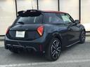 ジョンクーパーワークス　ジョンクーパーワークストリム　弊社展示試乗車　認定中古車　　禁煙車両　レジェンドグレー／レッドルーフ　Ｏパッケージ　１８インチアルミ　プライバシーガラス　電動シート　インテリアカメラ　レッドスポーツストライプ（24枚目）