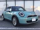 ＭＩＮＩ クーパーＣ　フェイバリット・トリム　弊社展示試乗車　認定中古車　禁煙車　Ｍパッケージ　プライバシーガラス　電動シート　ハーマンカードンスピーカー　ＦＡＶＯＵＲＥＤ　ＴＲＩＭ　ステアリングホイールヒーター　オーシャンウェブグリーン（5枚目）