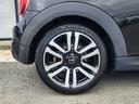 MINI クーパーS 弊社1オーナー禁煙車 ミッドナイトブラック ペッパーパッケージ カメラパッケージ 17インチコスモススポークホイール ACC 衝突被害軽減ブレーキ リアガラスフィルム施工 純正ETC(8枚目)