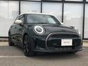 ＭＩＮＩ クーパー　レゾリュート・エディション　弊社ワンオーナー　認定中古車　シートヒーター　禁煙車両　レベルグリーン／ホワイトルーフ　スポーツシート　ランフラットタイヤ　リアガラスフィルム施工済み（6枚目）