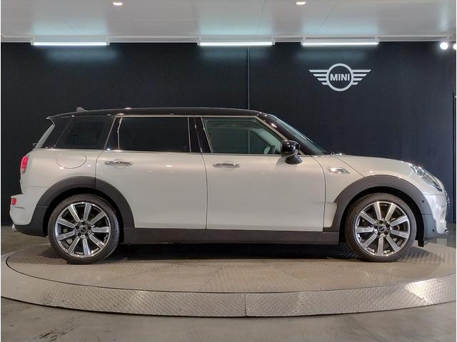 ＭＩＮＩ クーパーＳ　クラブマン　クラシック・トリム　ワンオーナー・ブラウンレザー・バックカメラ・シートヒーター・ディスプレイメーター・クラシックトリム・純正１８ＡＷ・クルーズコントロール・Ａｐｐｌｅ　Ｃａｒ　Ｐｌａｙ・衝突軽減ブレーキ・ワイヤレス充電（8枚目）