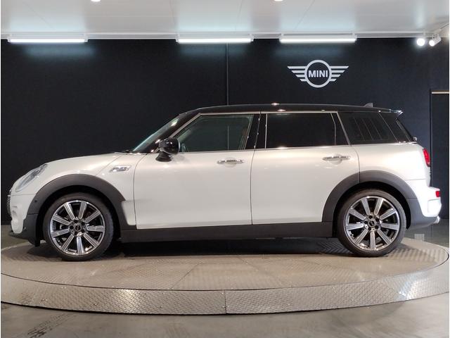 ＭＩＮＩ クーパーＳ　クラブマン　クラシック・トリム　ワンオーナー・ブラウンレザー・バックカメラ・シートヒーター・ディスプレイメーター・クラシックトリム・純正１８ＡＷ・クルーズコントロール・Ａｐｐｌｅ　Ｃａｒ　Ｐｌａｙ・衝突軽減ブレーキ・ワイヤレス充電（9枚目）