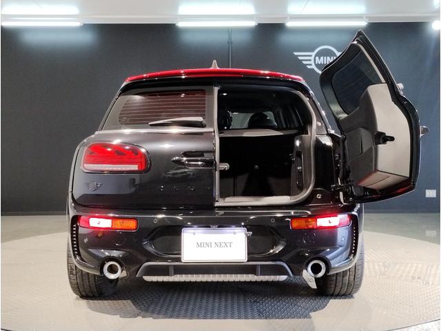 MINI ジョンクーパーワークス クラブマン JCW・トリム ワンオーナー ハーマンカードンスピーカー ヘッドアップディスプレイ シートヒーター アクティブクルーズコントロール パドルシフト JCWトリム ピアノブラック 衝突軽減ブレーキ 純正19インチAW(13枚目)