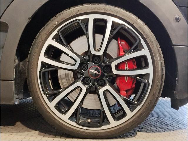 MINI ジョンクーパーワークス クラブマン JCW・トリム ワンオーナー ハーマンカードンスピーカー ヘッドアップディスプレイ シートヒーター アクティブクルーズコントロール パドルシフト JCWトリム ピアノブラック 衝突軽減ブレーキ 純正19インチAW(18枚目)