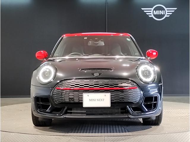 MINI ジョンクーパーワークス クラブマン JCW・トリム ワンオーナー ハーマンカードンスピーカー ヘッドアップディスプレイ シートヒーター アクティブクルーズコントロール パドルシフト JCWトリム ピアノブラック 衝突軽減ブレーキ 純正19インチAW(76枚目)