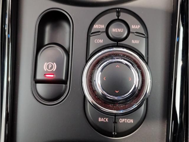 MINI クーパーD クラブマン クラシック・トリム シートヒーター バックカメラ アクティブクルーズコントロール シルバールーフ 純正HDDナビ 純正17インチAW コンフォートアクセス パーキングアシスト 障害物センサー 衝突軽減ブレーキ(45枚目)