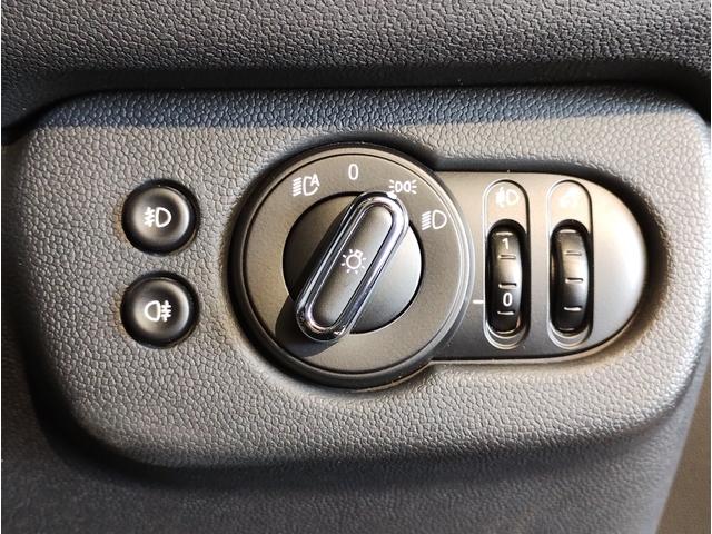 MINI クーパーD クラブマン クラシック・トリム シートヒーター バックカメラ アクティブクルーズコントロール シルバールーフ 純正HDDナビ 純正17インチAW コンフォートアクセス パーキングアシスト 障害物センサー 衝突軽減ブレーキ(46枚目)