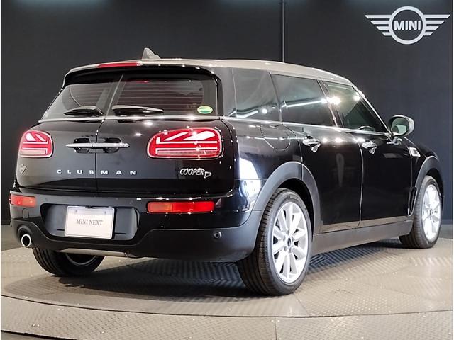 ＭＩＮＩ クーパーＤ　クラブマン　２年保証付　ワンオーナー　後期モデル　シートヒーター　バックカメラ　純正ＨＤＤナビ　レザーシートカバー　シルバールーフ　純正１７インチＡＷ　コンフォートアクセス　障害物センサー　衝突軽減ブレーキ（9枚目）