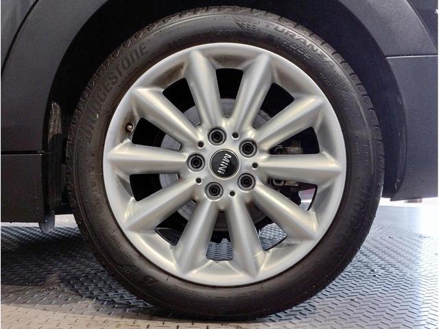 ＭＩＮＩ クーパーＤ　クラブマン　２年保証付　ワンオーナー　後期モデル　シートヒーター　バックカメラ　純正ＨＤＤナビ　レザーシートカバー　シルバールーフ　純正１７インチＡＷ　コンフォートアクセス　障害物センサー　衝突軽減ブレーキ（19枚目）