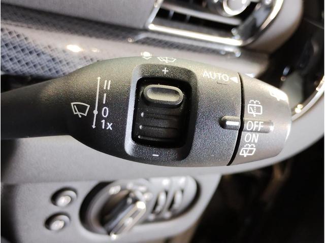 ＭＩＮＩ クーパーＤ　クラブマン　２年保証付　ワンオーナー　後期モデル　シートヒーター　バックカメラ　純正ＨＤＤナビ　レザーシートカバー　シルバールーフ　純正１７インチＡＷ　コンフォートアクセス　障害物センサー　衝突軽減ブレーキ（30枚目）