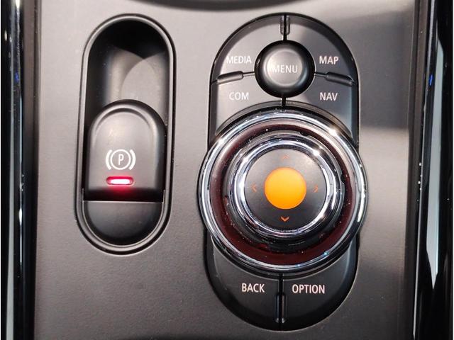 ＭＩＮＩ クーパーＤ　クラブマン　２年保証付　ワンオーナー　後期モデル　シートヒーター　バックカメラ　純正ＨＤＤナビ　レザーシートカバー　シルバールーフ　純正１７インチＡＷ　コンフォートアクセス　障害物センサー　衝突軽減ブレーキ（43枚目）