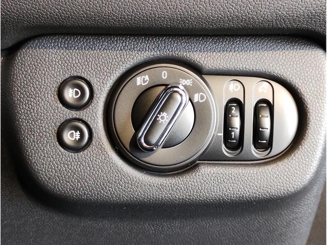 ＭＩＮＩ クーパーＤ　クラブマン　２年保証付　ワンオーナー　後期モデル　シートヒーター　バックカメラ　純正ＨＤＤナビ　レザーシートカバー　シルバールーフ　純正１７インチＡＷ　コンフォートアクセス　障害物センサー　衝突軽減ブレーキ（45枚目）